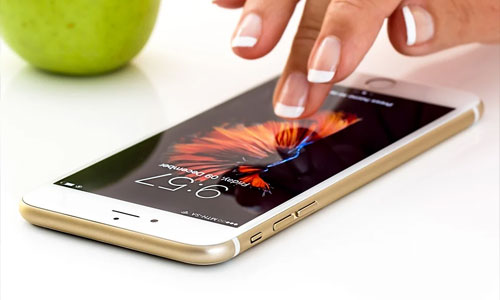 5-Things-to-Do-While-Getting-Pampered-at-a-Hair-Salon-smartphone